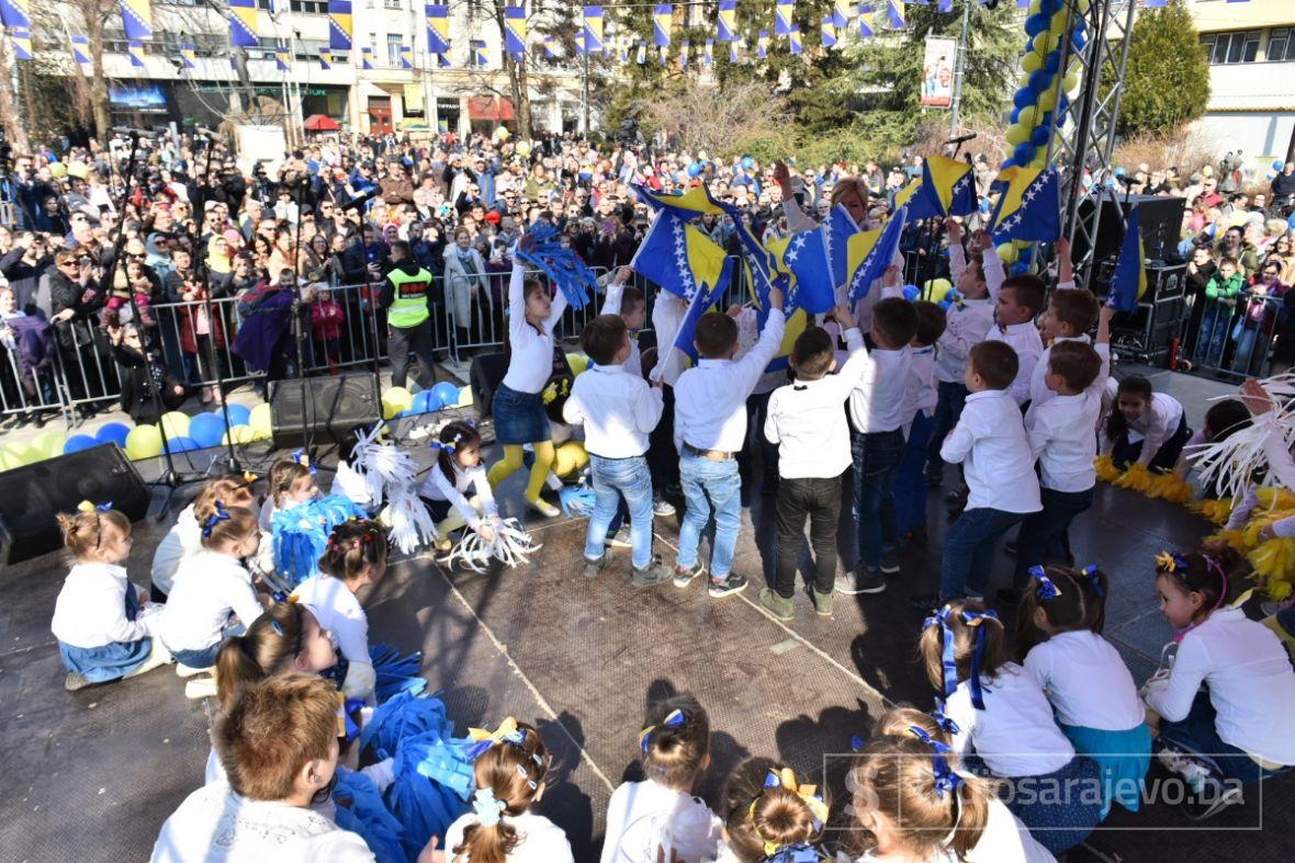 Građani Sarajeva proslavljaju Dan nezavisnosti Bosne i Hercegovine na Trgu Oslobođenja - Alija Izetbegović - undefined